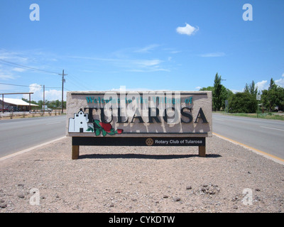 Panneau de bienvenue à la médiane sur l'US Highway 54/70 en direction nord, à l'extrémité sud de Tularosa, Nouveau Mexique Banque D'Images