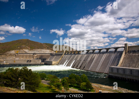 WA05609-00...WASHINGTON - le barrage Grand Coulee et trois maisons sur le fleuve Columbia. Banque D'Images