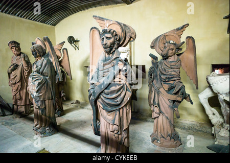 Statues originales retirées de cathédrale dans le lapidarium barrage Vauban barrage intérieur, Strasbourg, Alsace, France Banque D'Images