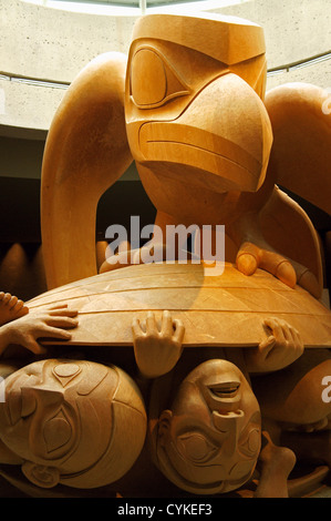 Le Corbeau et les premiers hommes sculpture de Bill Reid, Musée d'anthropologie (MOA), Vancouver, BC, Canada Banque D'Images