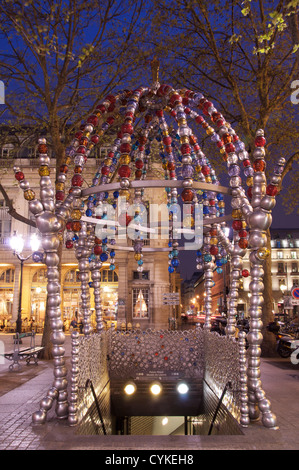 Kiosque des Noctambules (Nightwalkers) : Une entrée de la moderne idiosyncrasiques Paris Métro à la place Colette, conçu par jean-michel Othoniel. La France. Banque D'Images