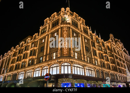 Londres, Royaume-Uni - 05 novembre : Angle de la célèbre grand magasin Harrods. Ses lumières de Noël sont devenus une tradition de Londres. Novemb Banque D'Images