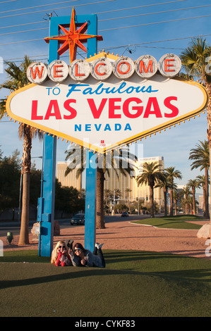 Jeunes filles posant sous le célèbre panneau Welcome to Fabulous Las Vegas, Las Vegas, Nevada. Banque D'Images