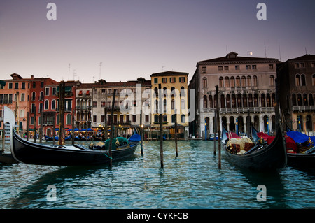 Les gondoles de Venise célèbre amarrés dans le grand canal en face de l'architecture venician Banque D'Images