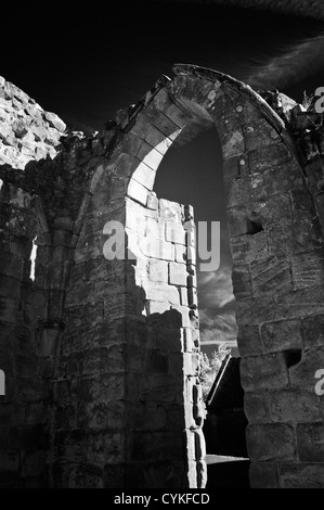 L'image monochrome infrarouge de Croxden Abbaye cistercienne ruines, près de l'usage éditorial Staffordshire Uttoxeter Banque D'Images