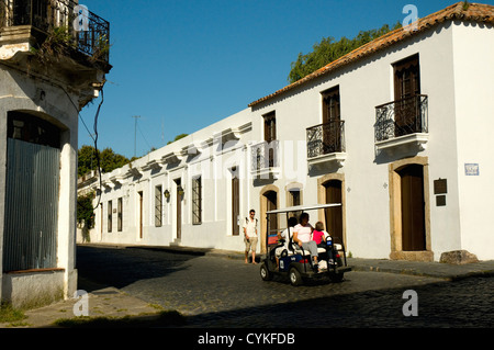 L'Uruguay. Colonia del Sacramento. Barrio Historico. Les touristes à cheval dans la ville sur un chariot de golf. Banque D'Images