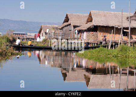 Le Myanmar, Birmanie. Long Boat motorisé Transmission Voie navigable dans le Village, le lac Inle, l'État Shan. Banque D'Images