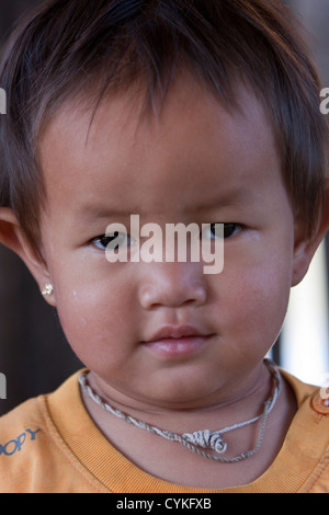 Le Myanmar, Birmanie. Petite fille birmane, ethnie Intha, lac Inle, l'État Shan. Banque D'Images