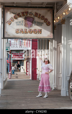 USA, Nevada. Femme et le godet de sang signe Saloon 1876 Virginia City, Nevada. Banque D'Images