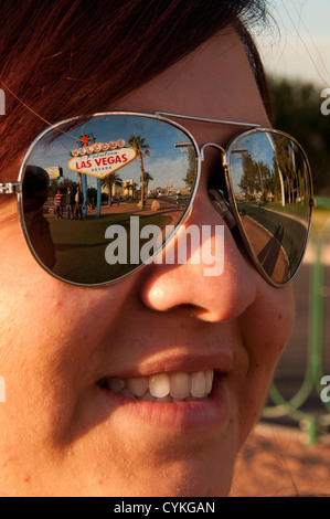 Close up célèbre panneau Welcome to Fabulous Las Vegas reflète dans des tons lunettes de filles, Las Vegas, Nevada. Banque D'Images