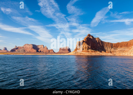 Le lac Powell et la zone de loisirs nationale de Glen Canyon, couvrant plus d'un million d'hectares avec environ 2000 kilomètres de rivage en Arizona et en Utah. Banque D'Images