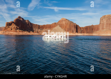 Le lac Powell et la zone de loisirs nationale de Glen Canyon, couvrant plus d'un million d'hectares avec environ 2000 kilomètres de rivage en Arizona et en Utah. Banque D'Images