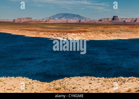 Montagne Navajo, une montagne sacrée pour le peuple Navajo, peut être vu dans la distance entre le lac Powell, près de la Marina Wahweap Banque D'Images