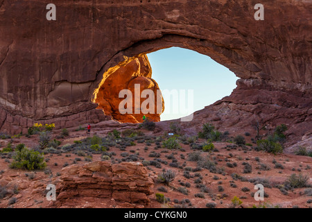 Petit matin, lumière sur l'arche de North Window dans le parc national d'Arches dans l'Utah. Banque D'Images