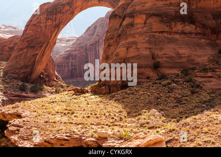 Le monument national Rainbow Bridge du lac Powell est le plus grand pont naturel connu au monde. Il est situé sur la réservation Navajo. Banque D'Images