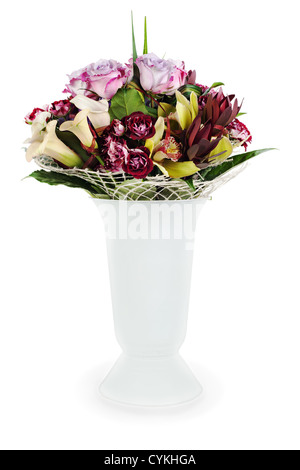 Bouquet floral coloré de roses, lys et d'orchidées en centre de table l'arrangement vase isolé sur fond blanc Banque D'Images