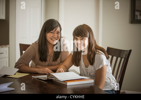 Mother helping daughter with Homework Banque D'Images