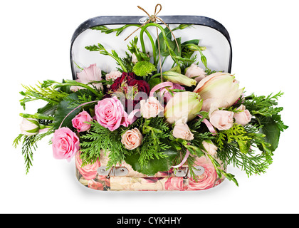 Un arrangement de fleurs de roses et de lys dans acardboard poitrine, isolé sur fond blanc Banque D'Images