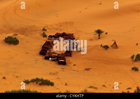 Vue aérienne d'un camp d'un groupe de tentes des Bédouins dans le désert du Sahara au Maroc sud Banque D'Images