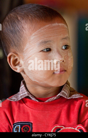 Le Myanmar, Birmanie. Petit garçon d'âge préscolaire de Birmans, ethnie Intha, lac Inle, l'État Shan. Banque D'Images