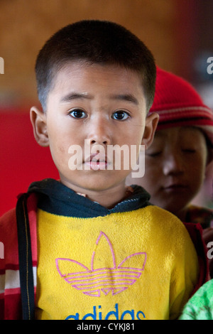 Le Myanmar, Birmanie. Petit garçon d'âge préscolaire de Birmans, ethnie Intha, lac Inle, l'État Shan. Banque D'Images