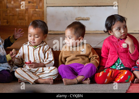 Le Myanmar, Birmanie. Lac Inle, l'État Shan. Les enfants d'âge préscolaire birman de l'ethnie Intha. Banque D'Images