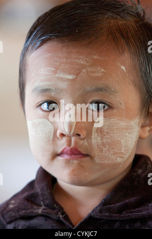 Le Myanmar, Birmanie. Garçon birman d'âge pré-scolaire, de l'ethnie Intha, lac Inle, l'État Shan. Banque D'Images