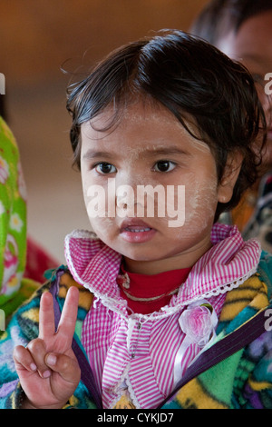 Le Myanmar, Birmanie. Pre-school Girl birman de l'ethnie Intha, lac Inle, l'État Shan. Banque D'Images