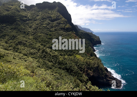 Elk284-8060 Hawaii, Kauai, Côte de Na Pali, le long du sentier, Waiahuakua Kalalau Valley paysage avec l'océan et pali Banque D'Images