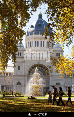 Avenue de l'arbre au royal exhibition centre, Carlton Gardens Melbourne Australie Victoria feuilles d'or jaune seasons Banque D'Images