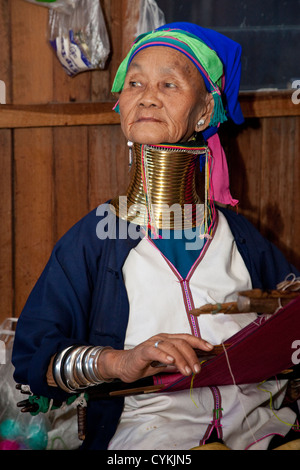 Le Myanmar, Birmanie. Femme Padaung cou laiton avec bobines, lac Inle, l'État Shan. Les Padaung sont également appelés Lahwi Kayan. Banque D'Images