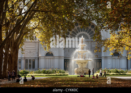 Avenue de l'arbre au royal exhibition centre, Carlton Gardens Melbourne Australie Victoria feuilles d'or jaune seasons Banque D'Images