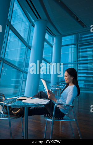 Asian businesswoman looking at paperwork Banque D'Images