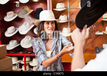 Femme équatorienne travaillant dans hat store Banque D'Images