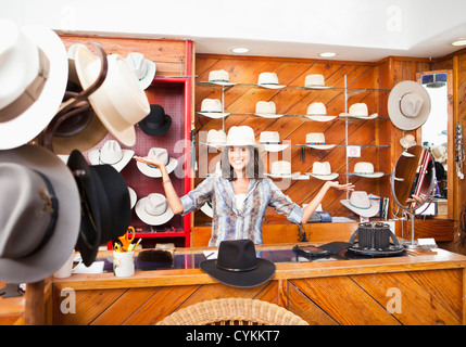 Femme équatorienne travaillant dans hat store Banque D'Images