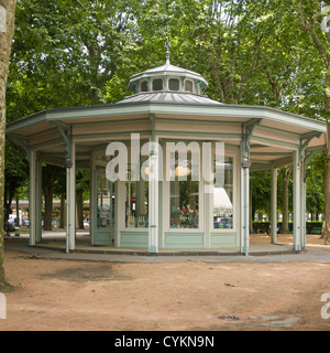 Pavilion dans le parc des Sources / parc Source, Vichy, Allier, France, Europe Banque D'Images