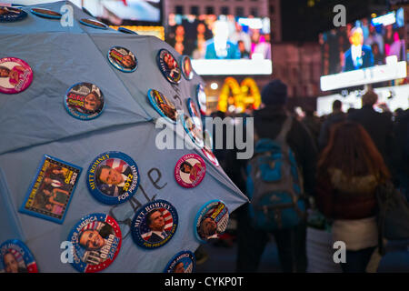 Le 7 novembre 2012, New York, NY, US. Obama et Romney boutons campagne pour vente comme foule à Times Square célèbre la réélection du Président Barack Obama la victoire dans l'élection présidentielle américaine de 2012. Banque D'Images