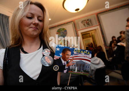 Ambassade des Etats-Unis à Prague a accueilli les représentants des médias qui, avec les diplomates américains regardaient élection présidentielle depuis 3 heures du matin à Prague, République tchèque, le 7 novembre 2012. (Photo/CTK Katerina Sulova) Banque D'Images