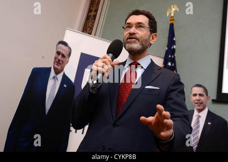 Ambassade des Etats-Unis à Prague a accueilli les représentants des médias qui, avec les diplomates américains regardaient élection présidentielle depuis 3h00. L'ambassadeur Norman Eisen parle avec les médias le matin après l'élection de Prague, en République tchèque, le 7 novembre 2012. (Photo/CTK Katerina Sulova) Banque D'Images