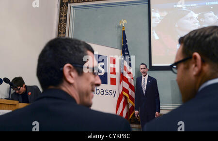 Ambassade des Etats-Unis à Prague a accueilli les représentants des médias qui, avec les diplomates américains regardaient élection présidentielle depuis 3 heures du matin à Prague, République tchèque, le 7 novembre 2012. (Photo/CTK Katerina Sulova) Banque D'Images