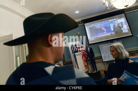 Ambassade des Etats-Unis à Prague a accueilli les représentants des médias qui, avec les diplomates américains regardaient élection présidentielle depuis 3 heures du matin à Prague, République tchèque, le 7 novembre 2012. (Photo/CTK Katerina Sulova) Banque D'Images