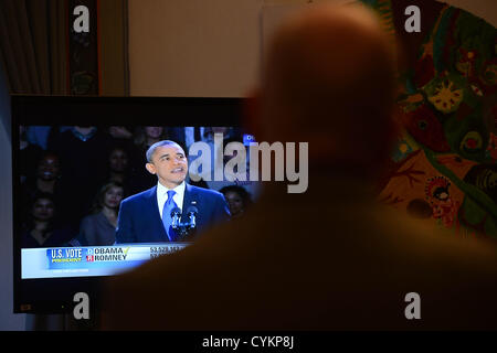 Ambassade des Etats-Unis à Prague a accueilli les représentants des médias qui, avec les diplomates américains regardaient élection présidentielle depuis 3 heures du matin à Prague, République tchèque, le 7 novembre 2012. (Photo/CTK Katerina Sulova) Banque D'Images