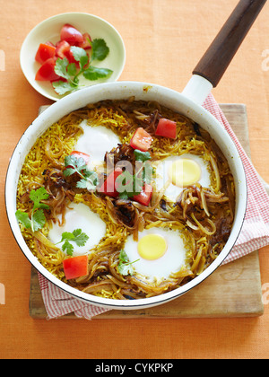 Casserole de riz oeufs et tomate Banque D'Images