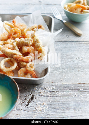 Casserole de fruits de mer frits avec sauce Banque D'Images