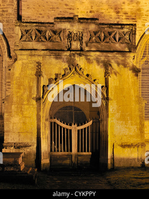 Porche de l'église du prieuré de Sainte Marie de nuit, l'Usk, Monmouthshire Banque D'Images