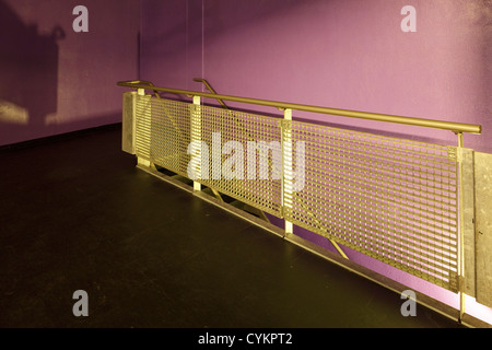 Popcenter 013, Tilburg, Pays-Bas. Benthem Crouwel Architecte : Architekten, 1998. Escalier de couleur bronze avec mur pourpre. Banque D'Images