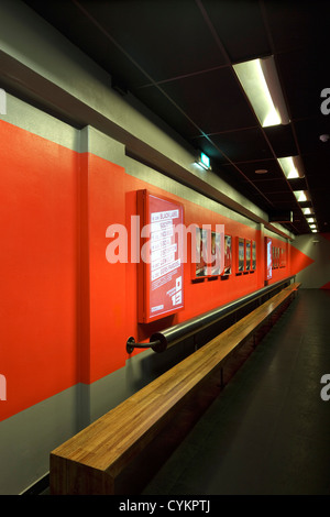 Popcenter 013, Tilburg, Pays-Bas. Benthem Crouwel Architecte : Architekten, 1998. Couloir avec banc en bois coin et orange Banque D'Images