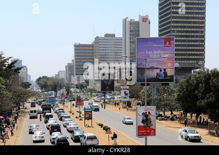 Cairo Road, le centre-ville de Lusaka, capitale de la Zambie. Findeco house à droite Banque D'Images