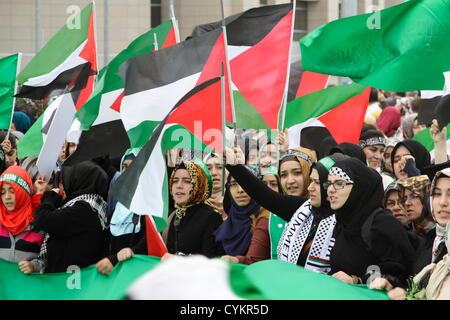 Istanbul, Turquie. 6 novembre, 2012. Les partisans de la flotte de la liberté pour Gaza rassemblement en face du palais de Caglayan. Grande foule des femmes dans des robes islamiques traditionnelles en agitant des drapeaux palestiniens et scandant des slogans. Credit : Johann Brandstatter / Alamy Live News Banque D'Images