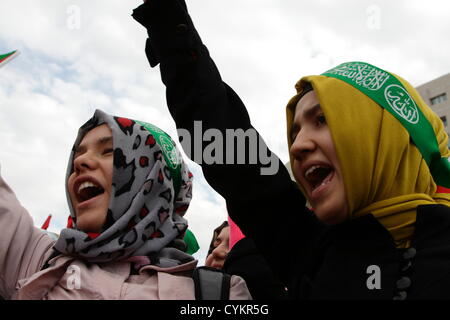 Istanbul, Turquie. 6 novembre, 2012. Les partisans de la flotte de la liberté pour Gaza rassemblement en face du palais de Caglayan. Les jeunes femmes voilées en scandant des slogans et en brandissant leurs poings pendant le rassemblement devant le palais de justice d'Istanbul. Credit : Johann Brandstatter / Alamy Live News Banque D'Images